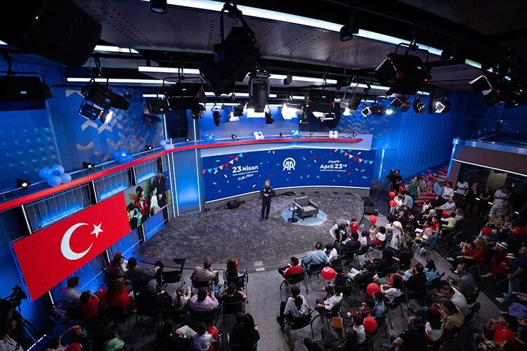 Türkiye'nin ilk astronotu Alper Gezeravcı, Anadolu Ajansı'nda çocuklarla buluştu - 2. Resim