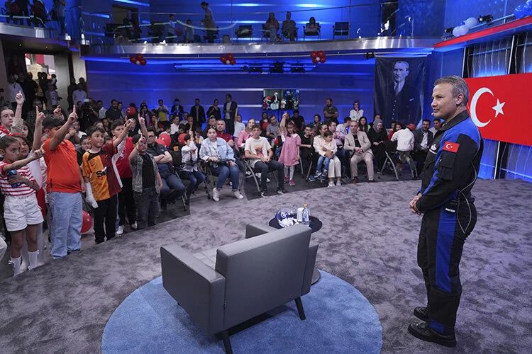 Türkiye'nin ilk astronotu Alper Gezeravcı, Anadolu Ajansı'nda çocuklarla buluştu - 5. Resim