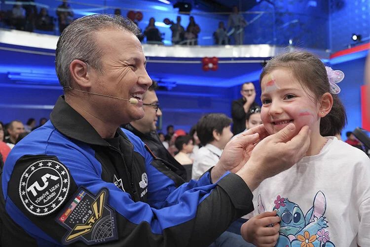 Türkiye'nin ilk astronotu Alper Gezeravcı, Anadolu Ajansı'nda çocuklarla buluştu - 3. Resim