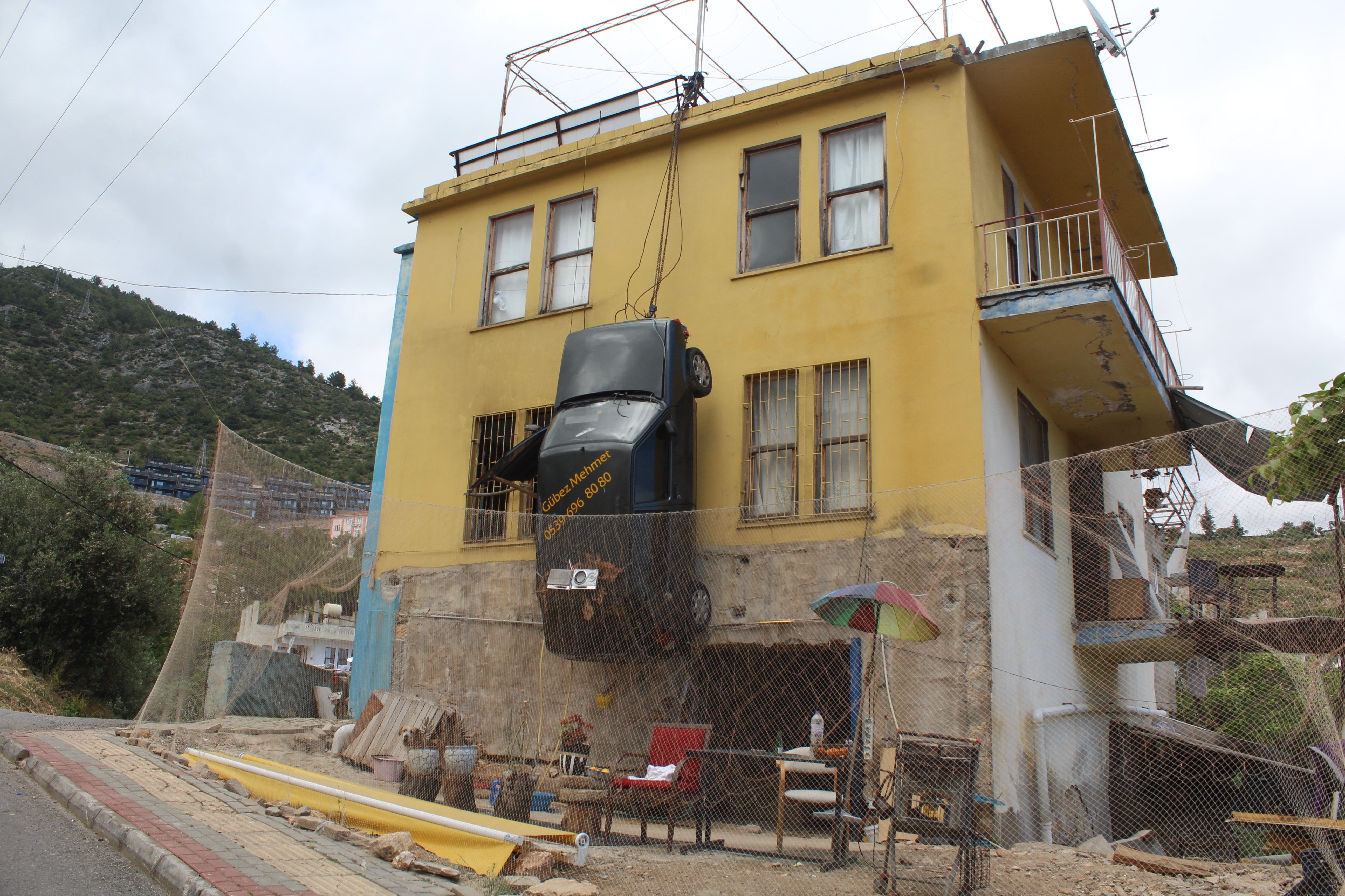 Ceza verdiği aracını duvara astı! Teklif yağıyor - 2. Resim