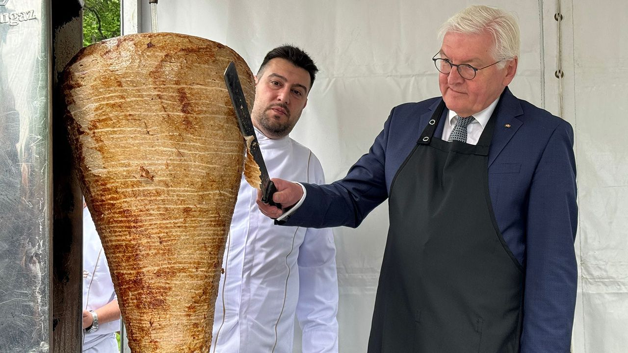 Cumhurbaşkanı Erdoğan'ın 'döner' esprisi salonu kahkahaya boğdu Cumhurbaşkanı Erdoğan'ın 'döner' esprisi salonu kahkahaya boğdu - 1. Resim