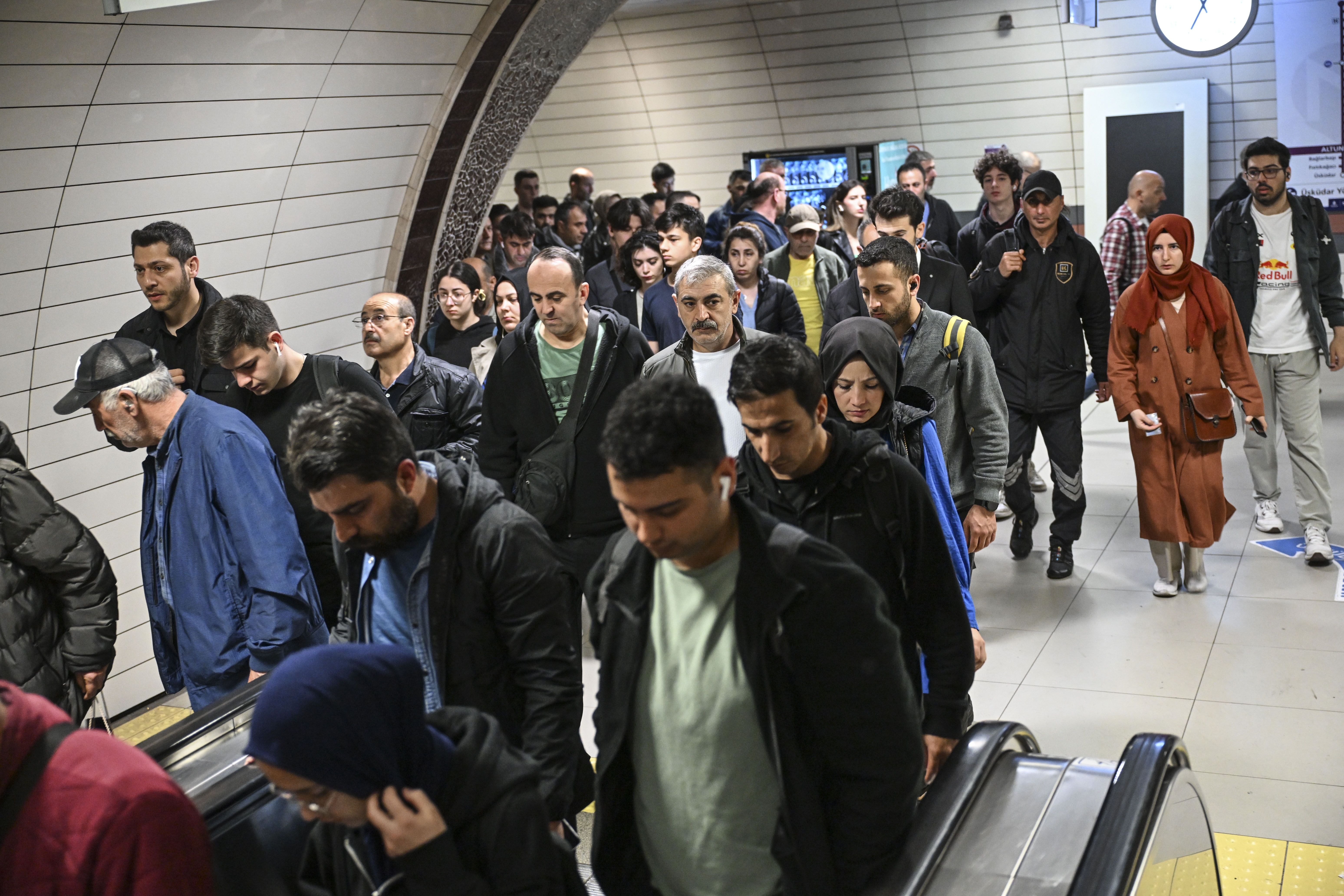 İstanbul'un göbeğinde metro çilesi: 50 saati geçti, sorun giderilemedi - 2. Resim