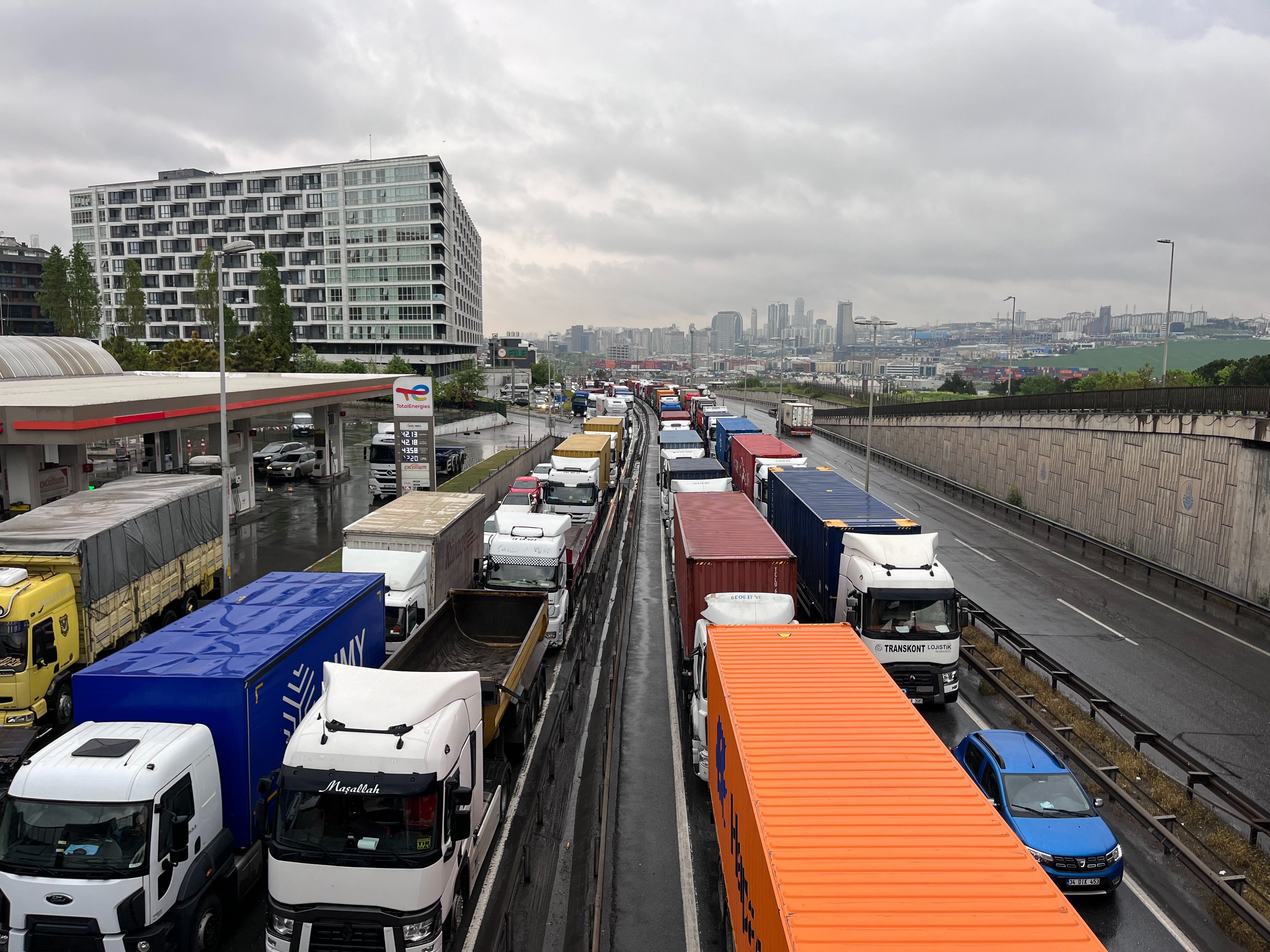 Metrelerce kuyruk oluştu! Ambarlı Liman Yolu’nda oluşan tır kuyruğu havadan görüntülendi! - 1. Resim
