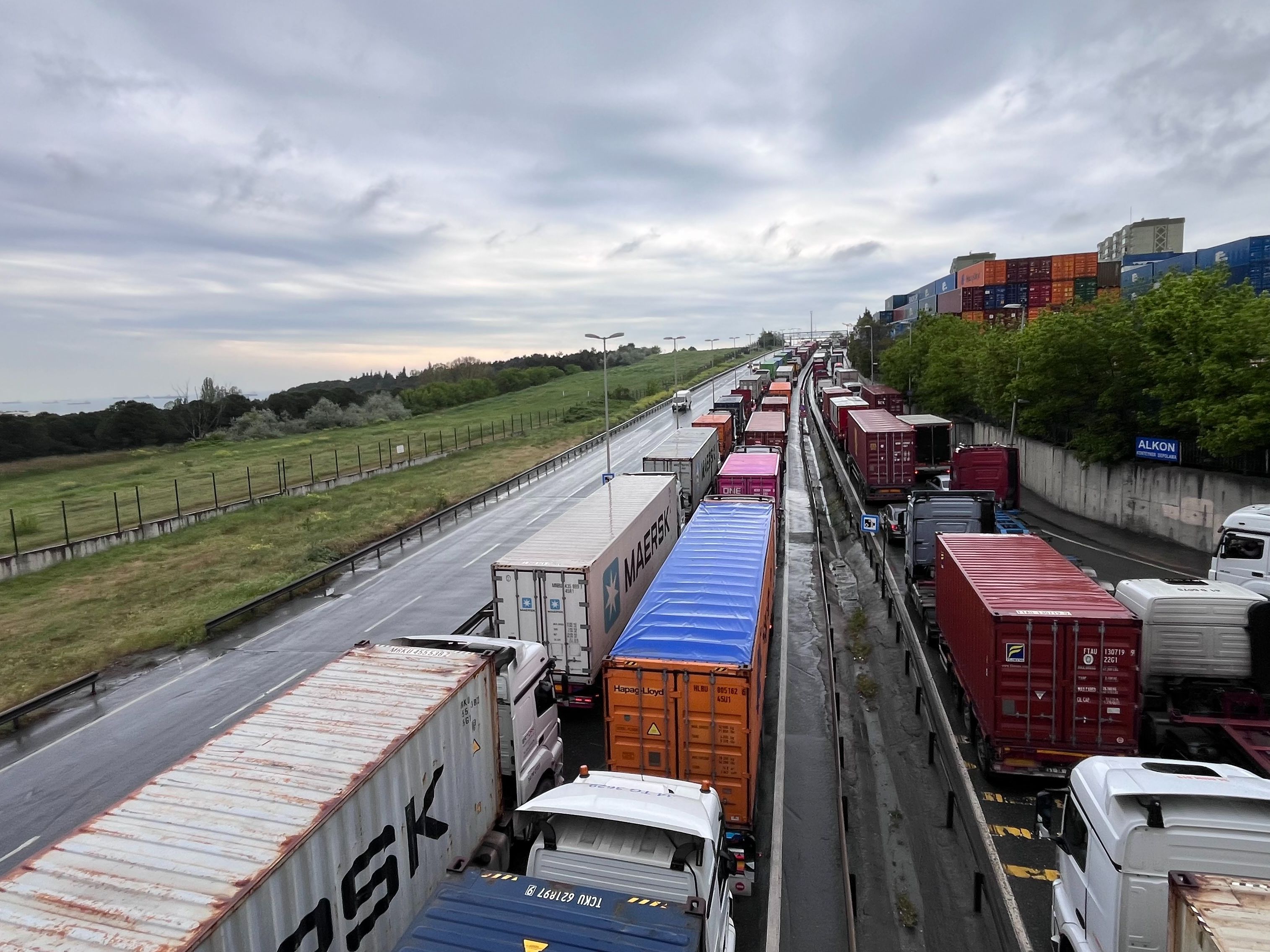 Metrelerce kuyruk oluştu! Ambarlı Liman Yolu’nda oluşan tır kuyruğu havadan görüntülendi! - 2. Resim