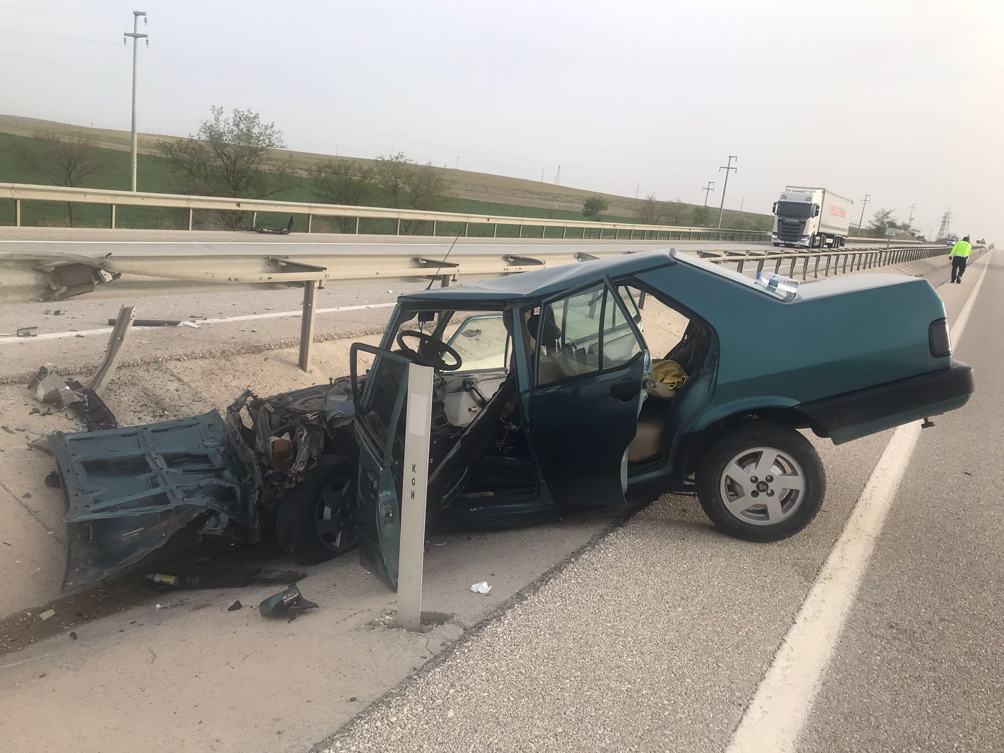 Refüjde feci kaza: Kağıt gibi katlandı - 1. Resim