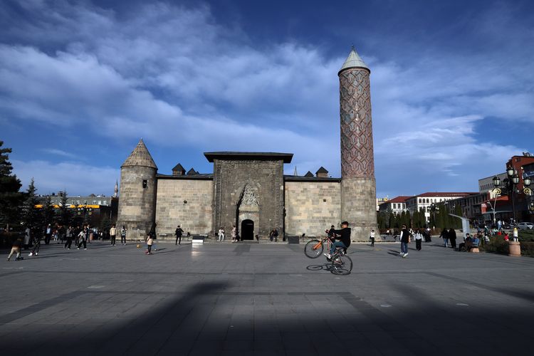 Soğuk iklimiyle türkülere konu olan Erzurum 