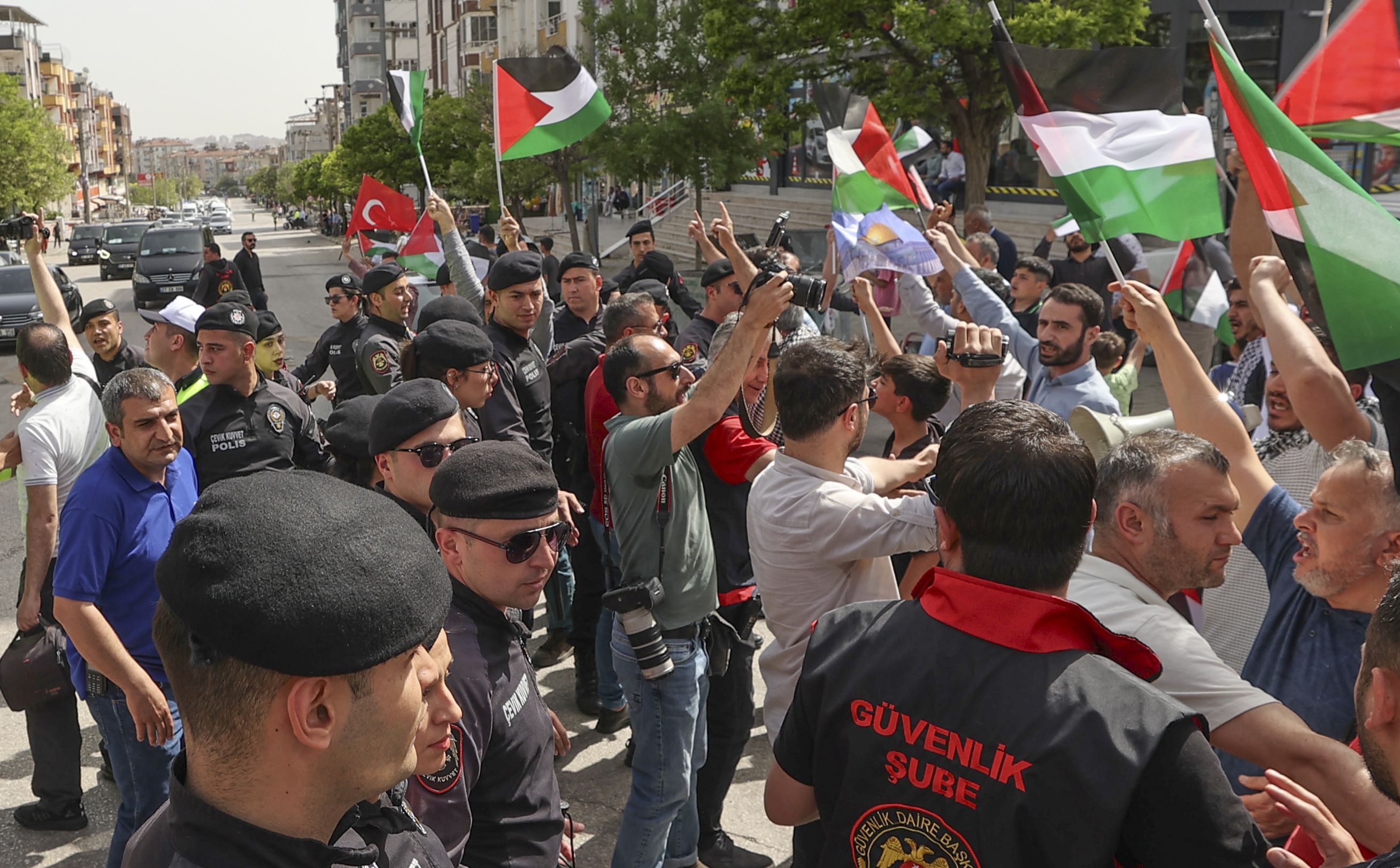 Steinmeier'ı protesto eden antikacı Türkiye gazetesine konuştu: 'Masum değilsiniz' mesajını verdim - 2. Resim