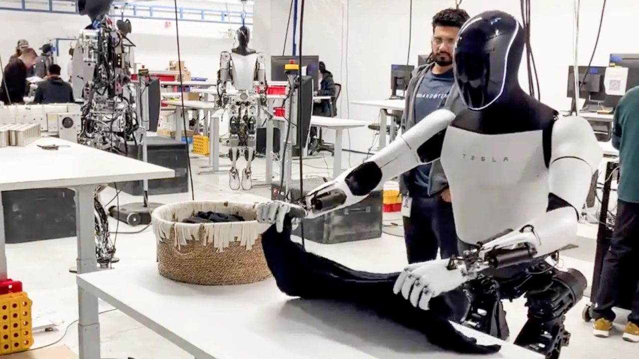 Tesla Optimus insansı robot 2025’te satışa çıkacak - 2. Resim