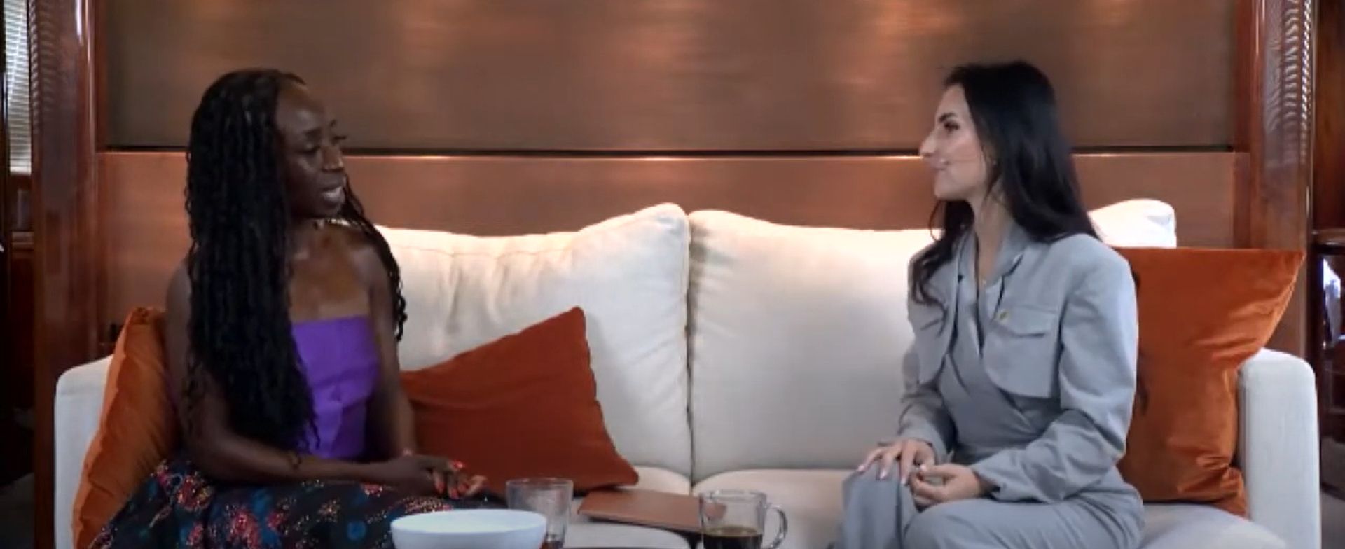 55 saat 24 saniye boyunca röportaj yaparak Guinness Dünya Rekoru'nu kıran kişi Nijerya'lı Clara Chizoba Kronborg 55 saat 24 saniye boyunca röportaj yaparak Guinness Dünya Rekoru'nu kıran kişi Nijerya'lı Clara Chizoba Kronborg - 1. Resim