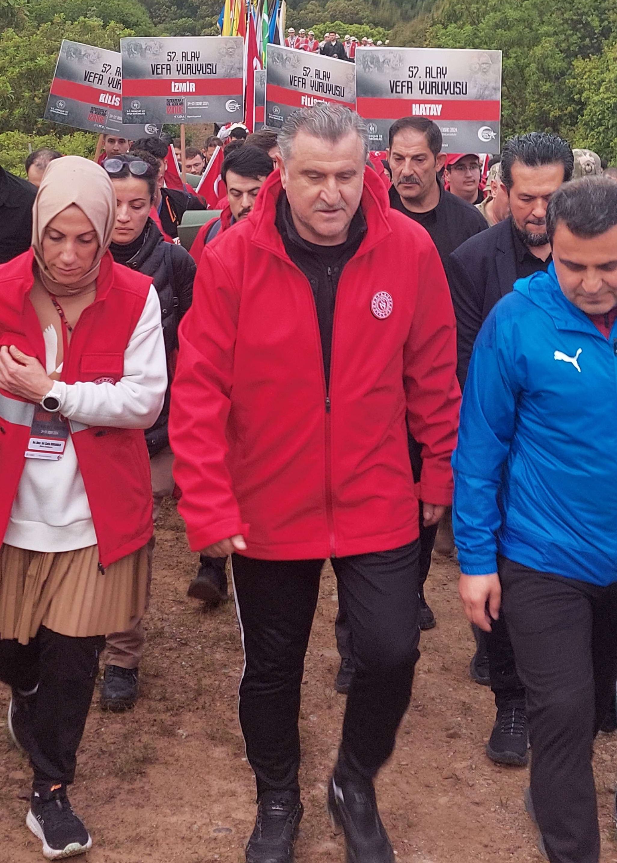 57. Alay Vefa Yürüyüşü yapıldı! Yokuşu koşarak çıkan Bakan Bak'a yetişmekte zorlandılar 57. Alay Vefa Yürüyüşü yapıldı! Yokuşu koşarak çıkan Bakan Bak'a yetişmekte zorlandılar - 2. Resim