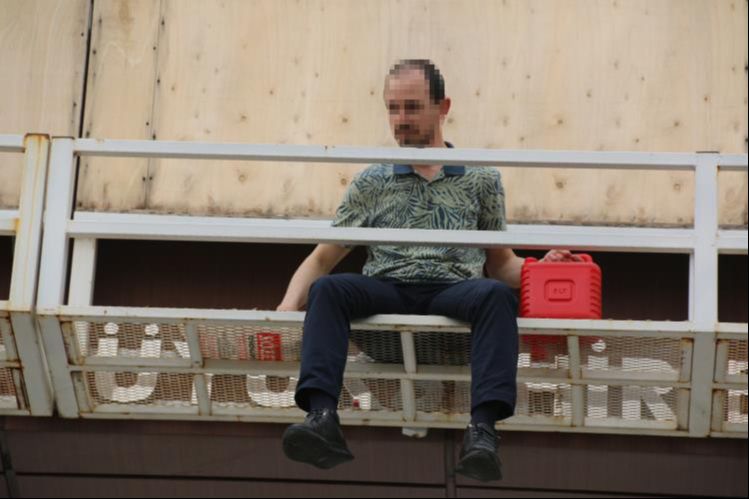 Antalya'da yürekleri ağza getiren olay: eline benzin bidonu alıp üst geçide çıktı - 1. Resim