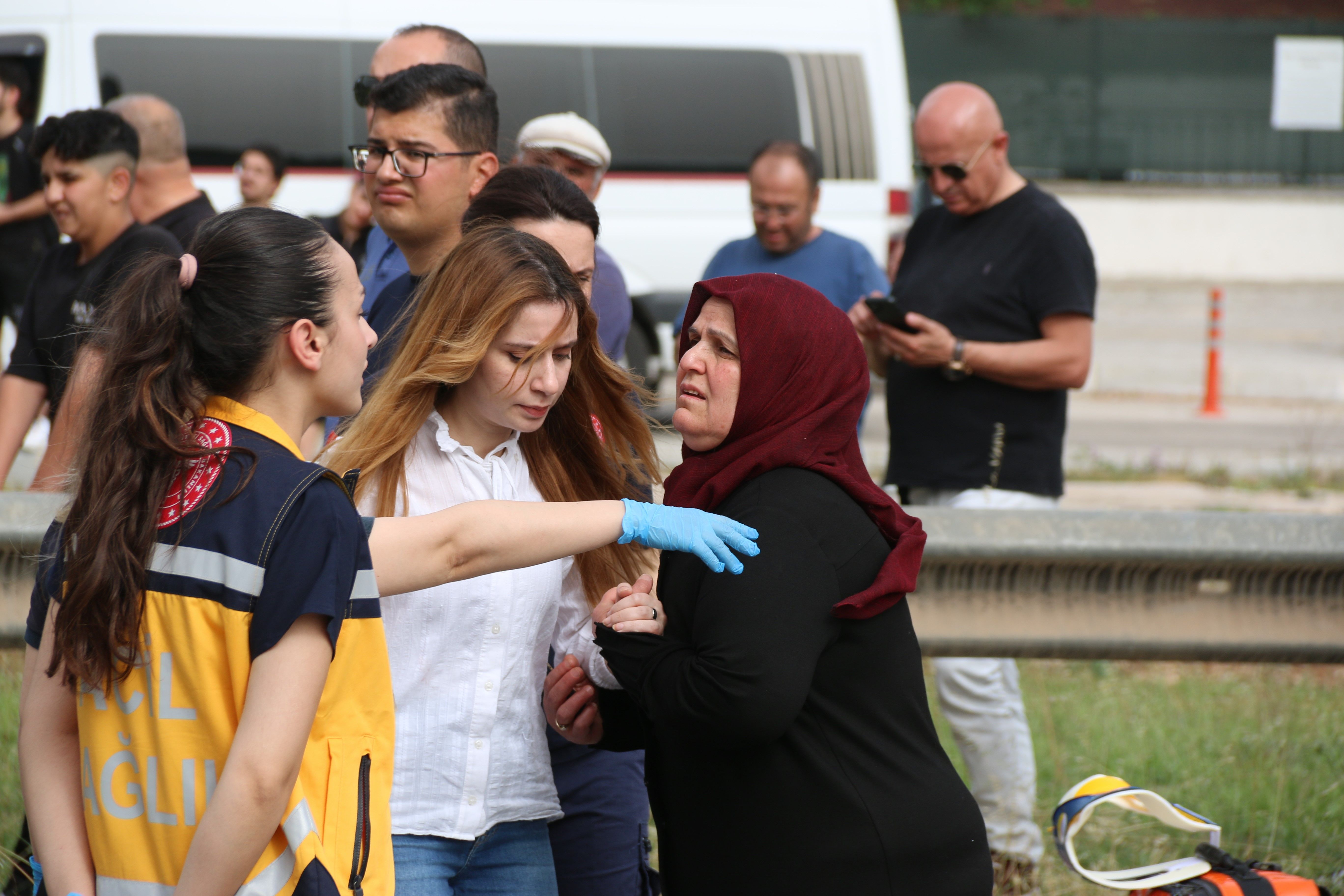 Antalya'da yürekleri ağza getiren olay: eline benzin bidonu alıp üst geçide çıktı - 2. Resim