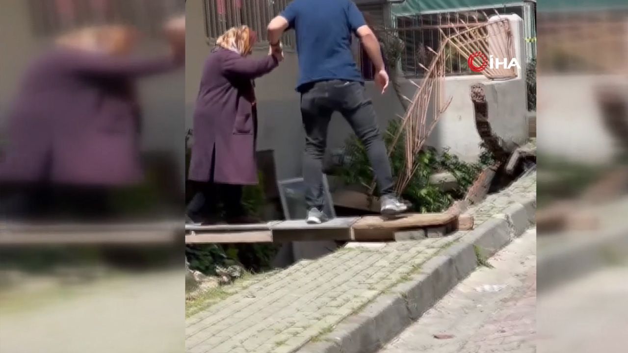 Avcılar'da kaldırım çöktü! Ekipler olay yerinde - 1. Resim