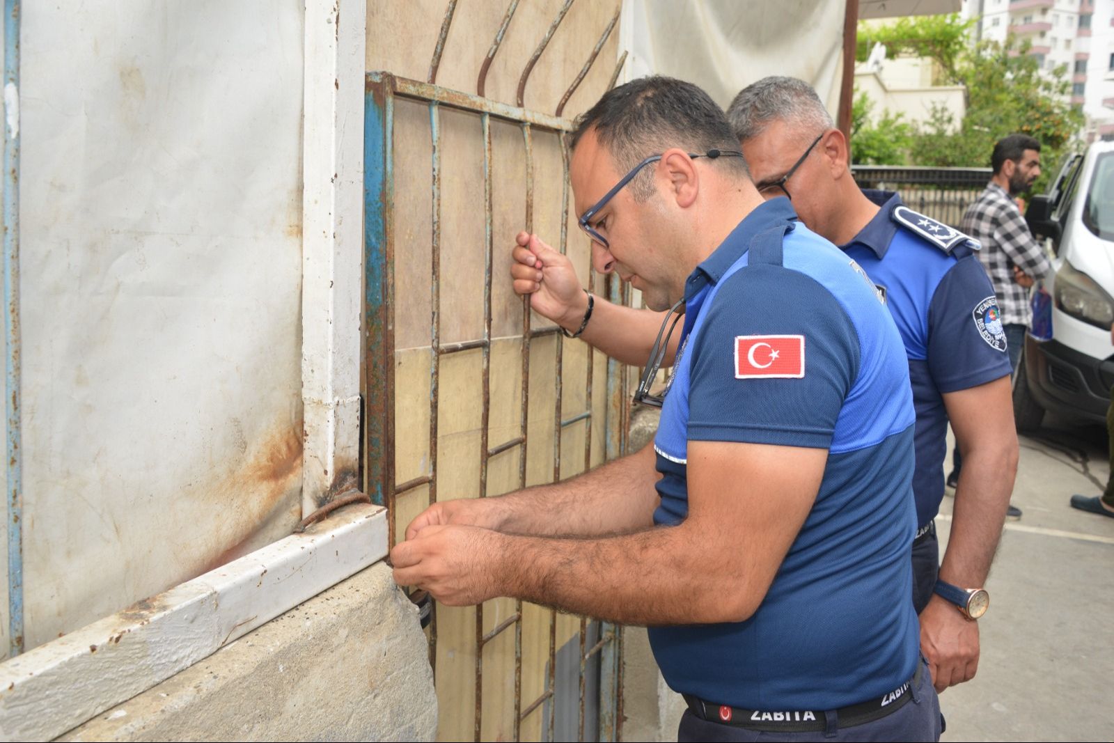 Baskında mide bulandıran görüntüler! Hepsini vatandaşa yedireceklerdi - 3. Resim