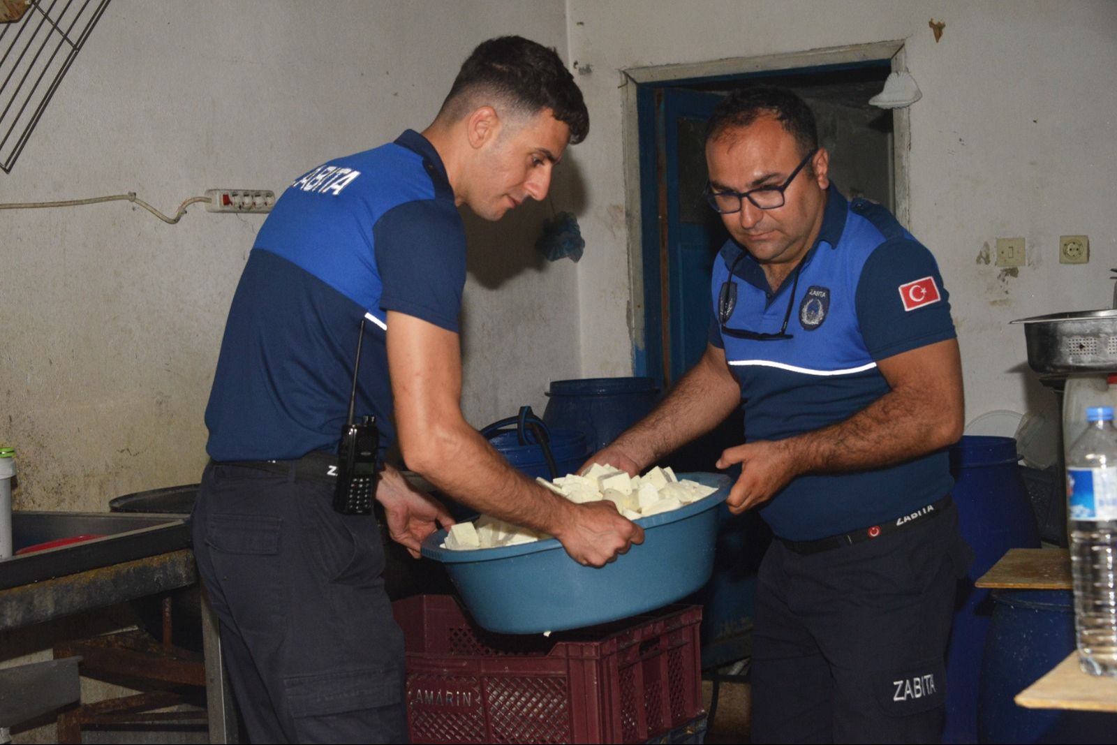 Baskında mide bulandıran görüntüler! Hepsini vatandaşa yedireceklerdi - 1. Resim