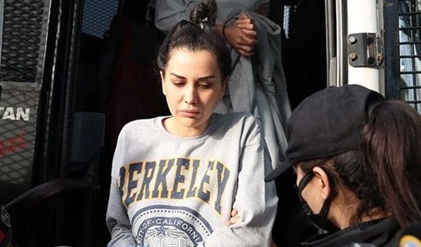 Mahkeme sonrası ortalık karıştı: Banu Parlak’ın yüzüne tükürdüler! ‘Çocuğumun can güvenliğinden endişe ediyorum’ Mahkeme sonrası ortalık karıştı: Banu Parlak’ın yüzüne tükürdüler! ‘Çocuğumun can güvenliğinden endişe ediyorum’ - 2. Resim