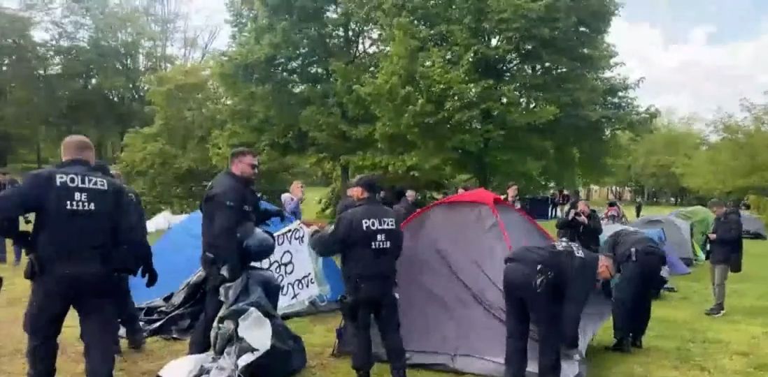 Alman polisinden canlı yayında gözaltı: İsrail karşıtı protestoculara müdahale - 1. Resim
