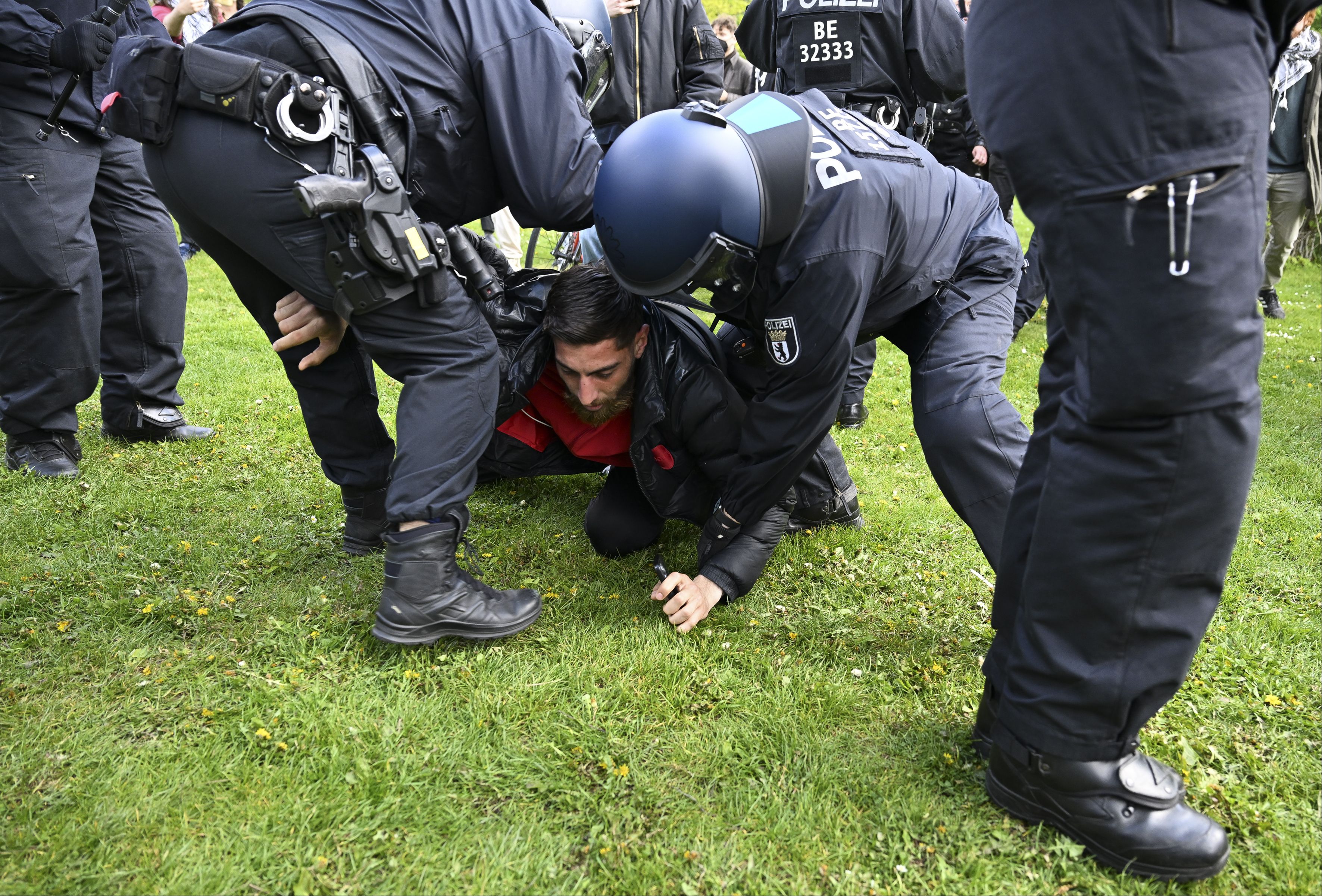 Dünyanın dört bir yanında İsrail protestosu! Almanya'da sert müdahale, Fransa'da üniversite baskını - 1. Resim