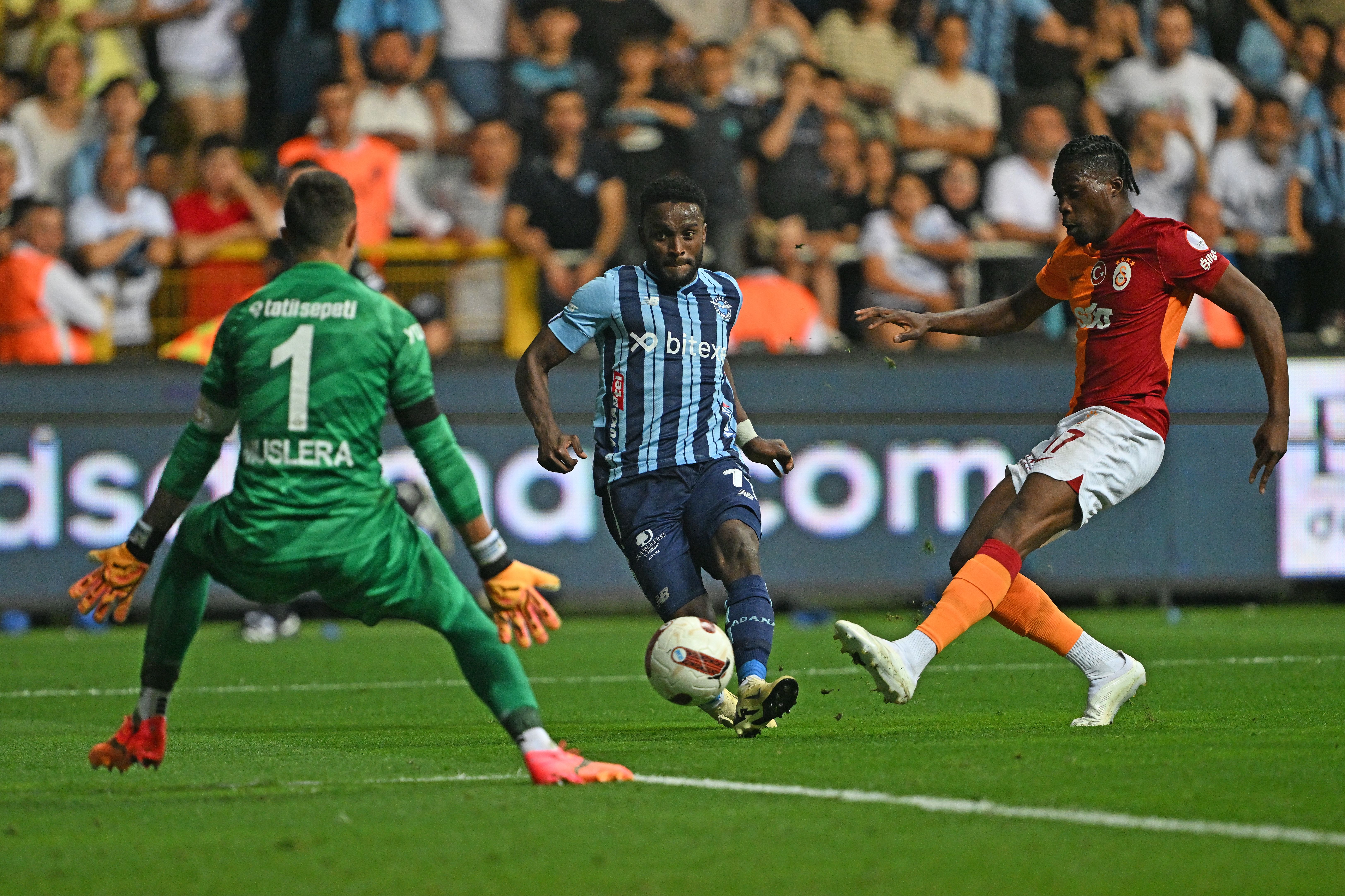 Galatasaray, puan farkını 7 yaptı! Adana Demirspor deplasmanında farklı kazandı Galatasaray, puan farkını 7 yaptı! Adana Demirspor deplasmanında farklı kazandı - 1. Resim