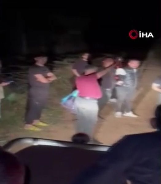 Gaziantep'te vatandaşlar gece yarısı sokağa döküldü! Önce ışık sonra patlama sesi... Gaziantep'te vatandaşlar gece yarısı sokağa döküldü! Önce ışık sonra patlama sesi... - 1. Resim