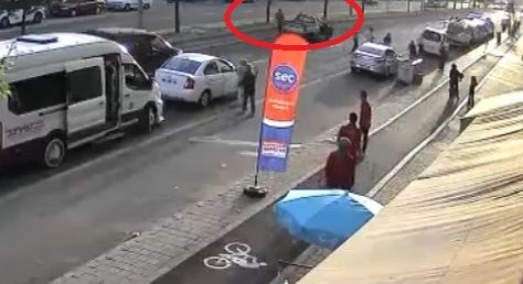 İlk kazayı atlatan kadın ile çocuk, saniyeler sonra ikinci kazada ağır yaralandı - 1. Resim