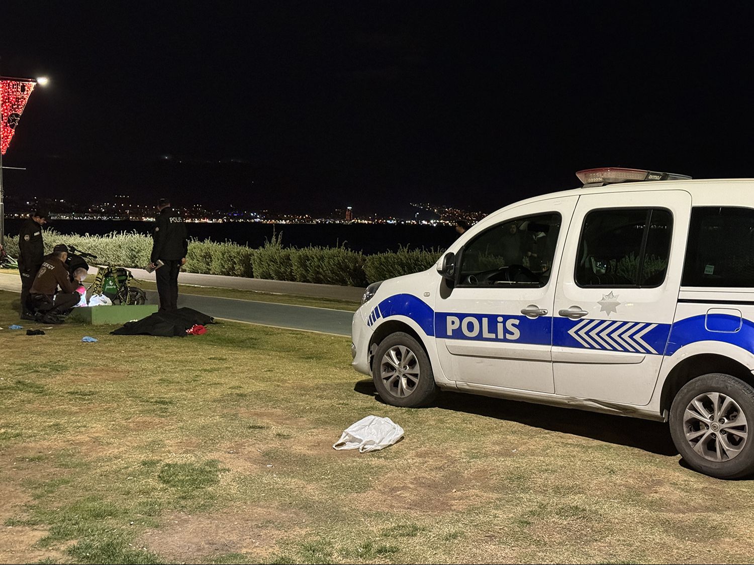 İzmir'de dehşet! Sahilde y&uuml;r&uuml;yenler fark etti, hayatını kaybetti - 2. Resim