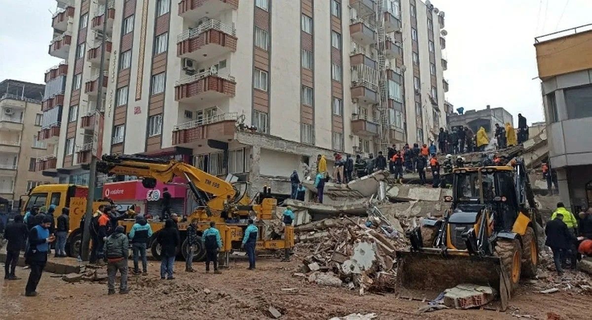 Depremde 51 kişiye mezar olmuştu! Furkan Apartmanı davasında 3 kişiye tahliye - 1. Resim