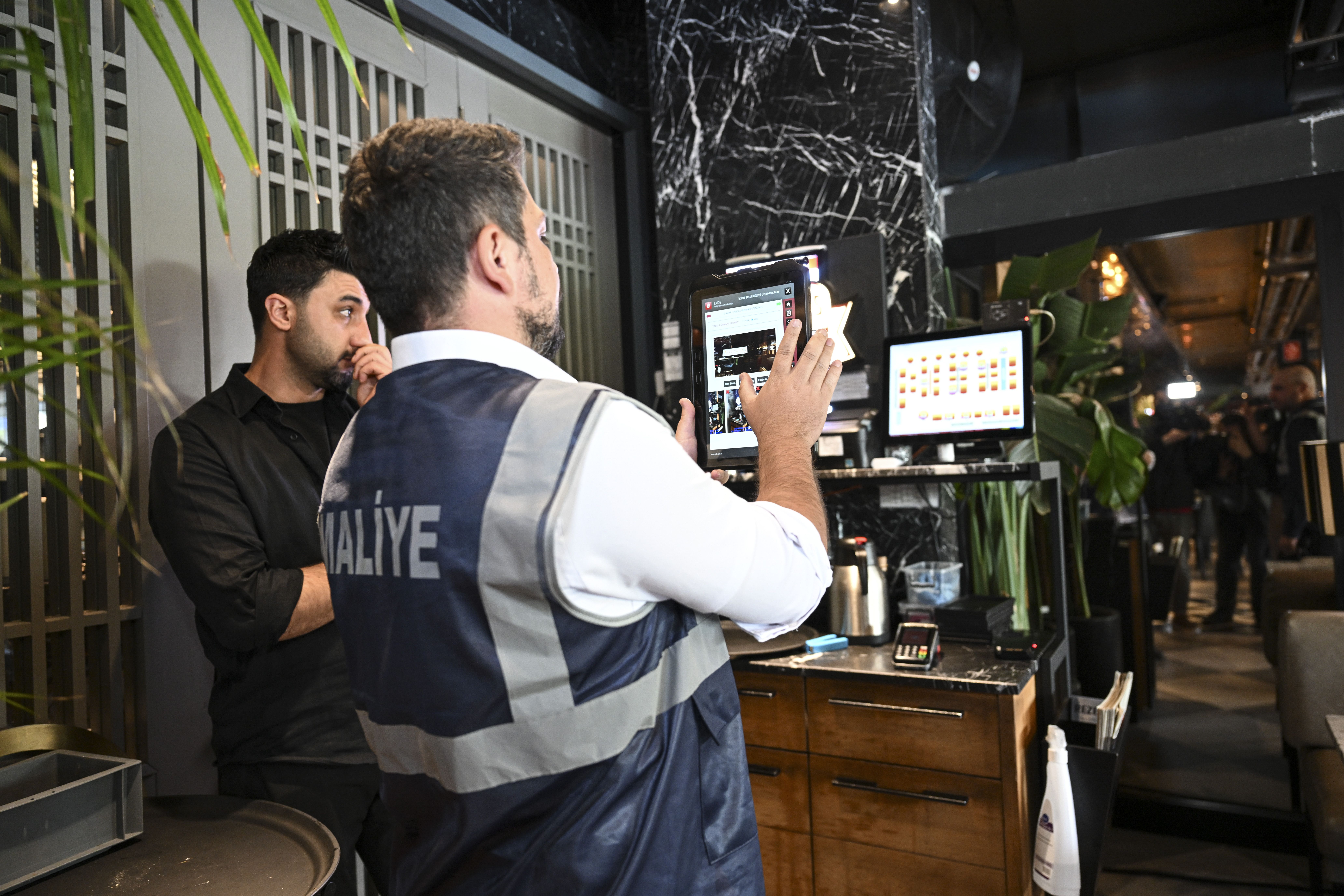 Ekipler yeni düzenleme sonrası harekete geçti! Kafe ve restoranlar mercek altında Ekipler yeni düzenleme sonrası harekete geçti! Kafe ve restoranlar mercek altında - 3. Resim