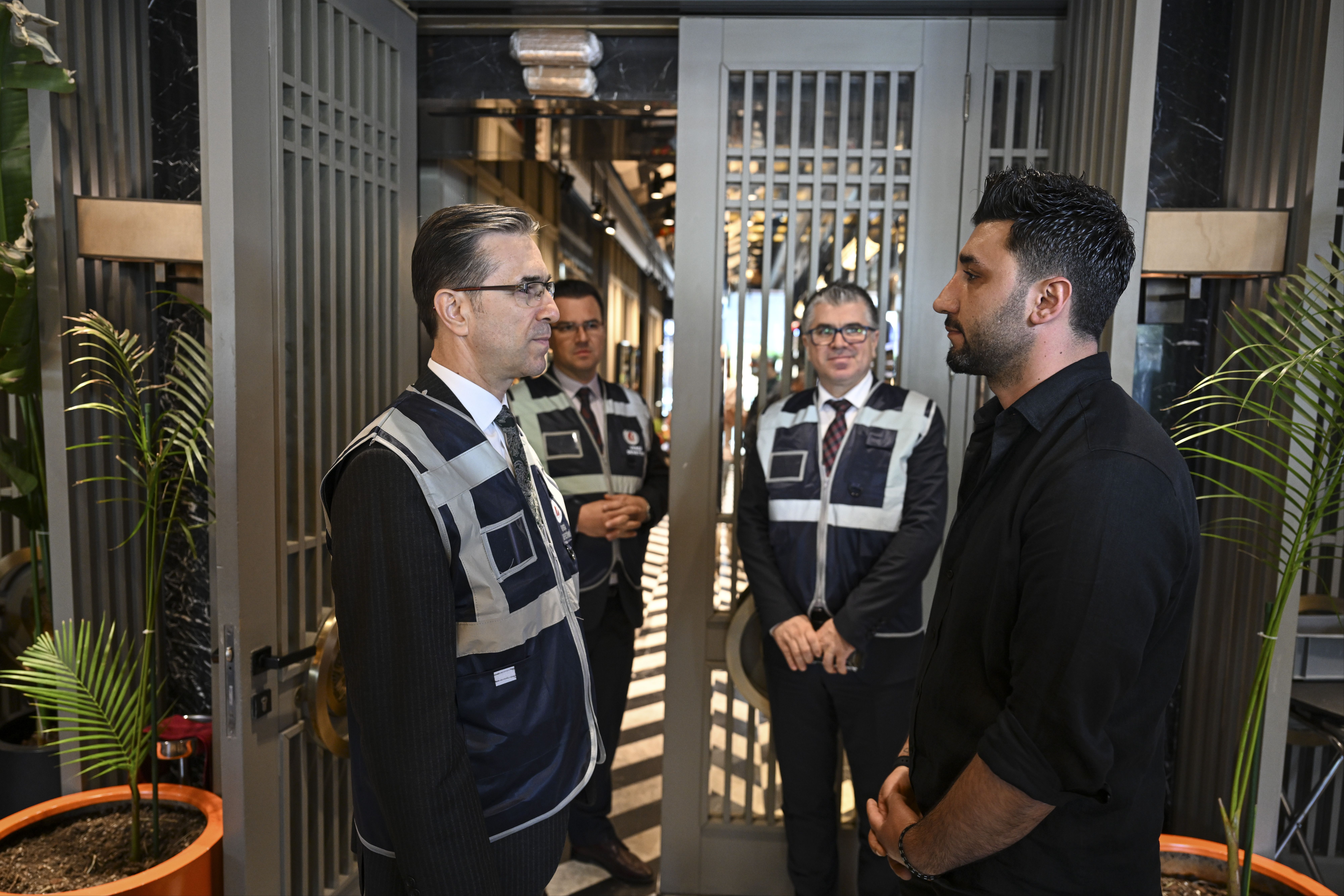 Ekipler yeni düzenleme sonrası harekete geçti! Kafe ve restoranlar mercek altında Ekipler yeni düzenleme sonrası harekete geçti! Kafe ve restoranlar mercek altında - 1. Resim