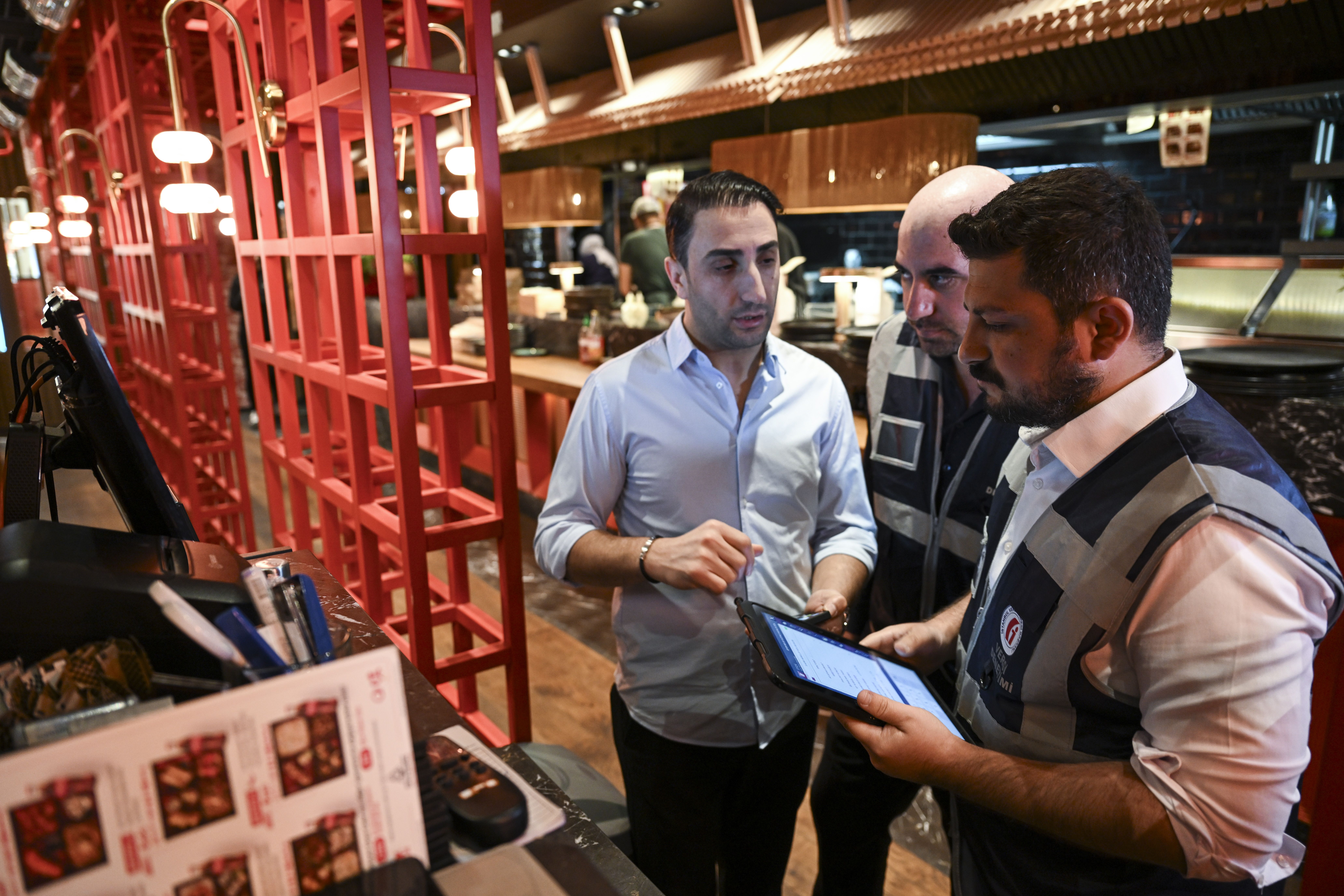 Ekipler yeni düzenleme sonrası harekete geçti! Kafe ve restoranlar mercek altında Ekipler yeni düzenleme sonrası harekete geçti! Kafe ve restoranlar mercek altında - 2. Resim