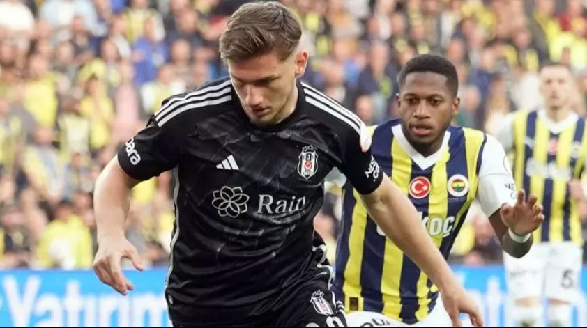 Fenerbahçe-Beşiktaş derbisinde eşi benzeri görülmemiş olay! Fenerbahçe tribünlerinden Semih Kılıçsoy'a jest Fenerbahçe-Beşiktaş derbisinde eşi benzeri görülmemiş olay! Fenerbahçe tribünlerinden Semih Kılıçsoy'a jest - 1. Resim