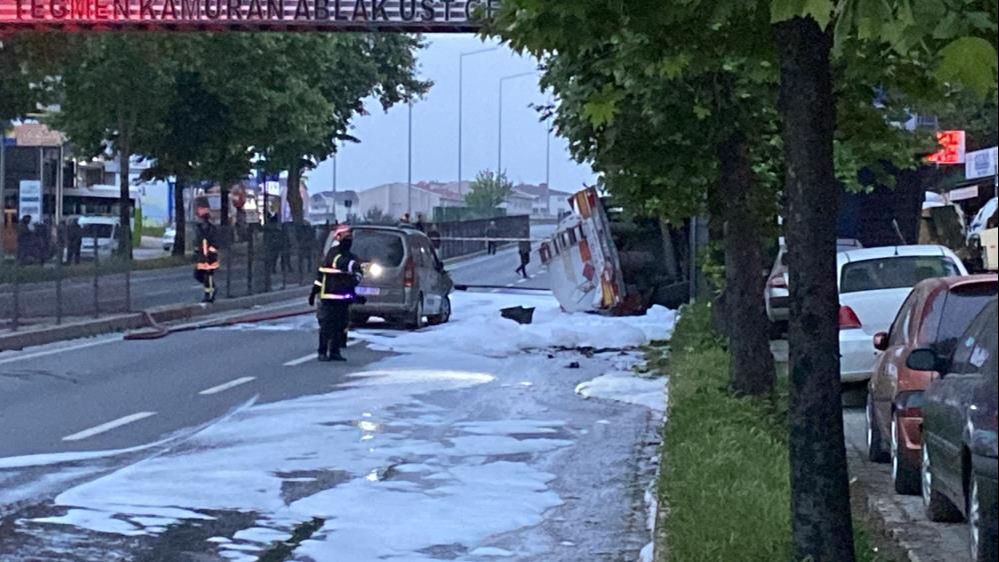 Kocaeli'de benzin dolu tanker kaza yaptı! Patlama riski üzerine evler tahliye edildi, yol trafiğe kapandı - 4. Resim