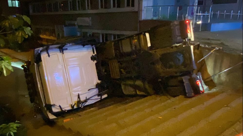 Kocaeli'de benzin dolu tanker kaza yaptı! Patlama riski üzerine evler tahliye edildi, yol trafiğe kapandı - 2. Resim