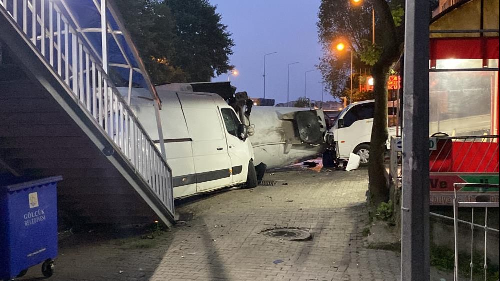 Kocaeli'de benzin dolu tanker kaza yaptı! Patlama riski üzerine evler tahliye edildi, yol trafiğe kapandı - 6. Resim