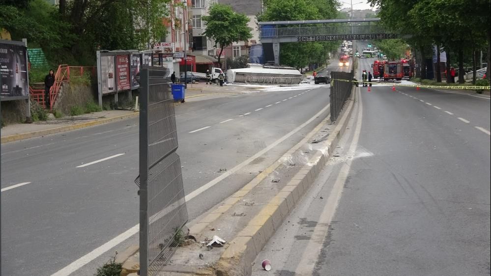 Kocaeli'deki feci kaza kamerada! Benzin dolu tanker araçları biçip ikiye bölündü Kocaeli'deki feci kaza kamerada! Benzin dolu tanker araçları biçip ikiye bölündü - 1. Resim