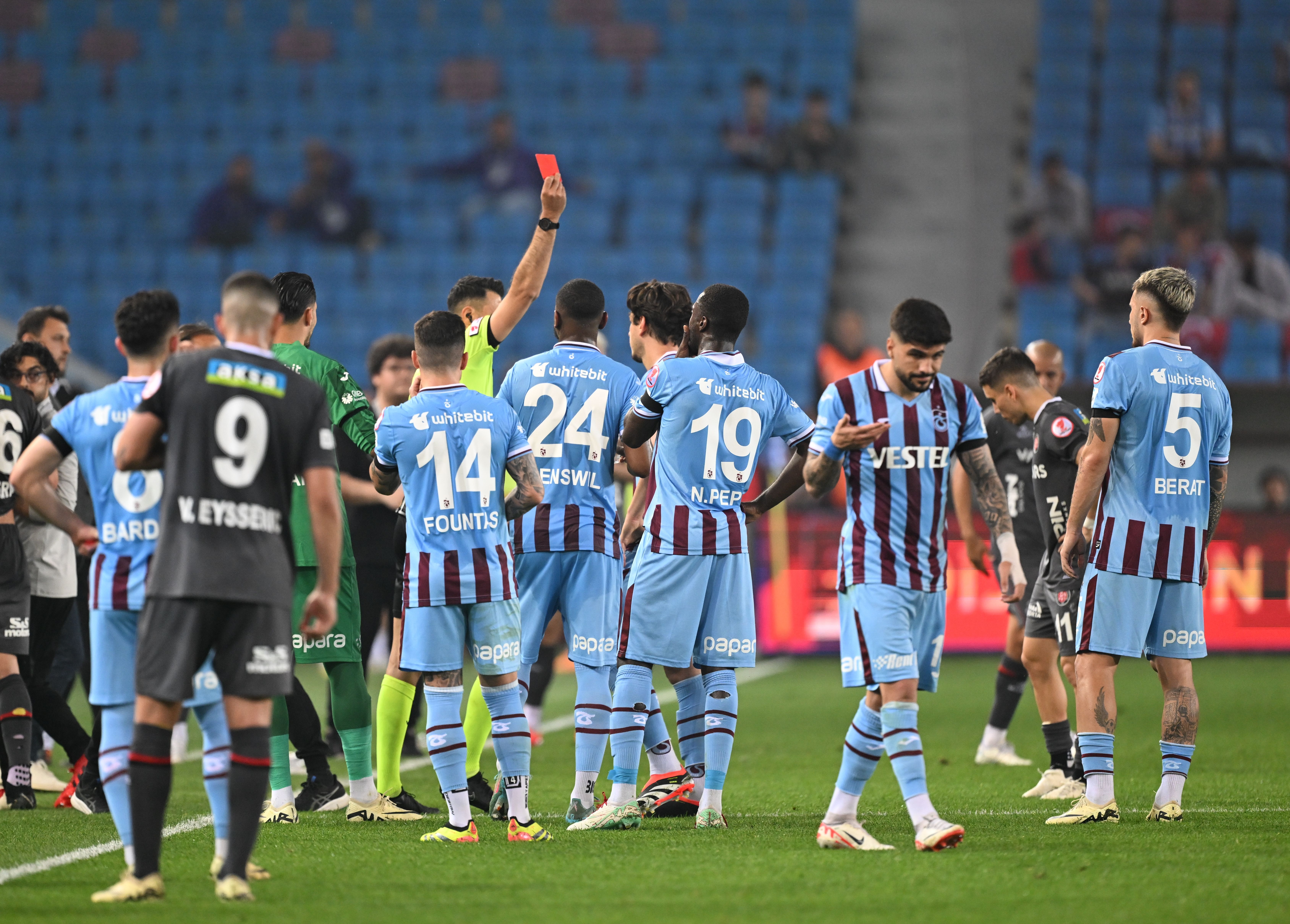 PFDK'den Enis Destan'a 3 maç ceza! Trabzonspor itiraz edecek PFDK'den Enis Destan'a 3 maç ceza! Trabzonspor itiraz edecek - 1. Resim