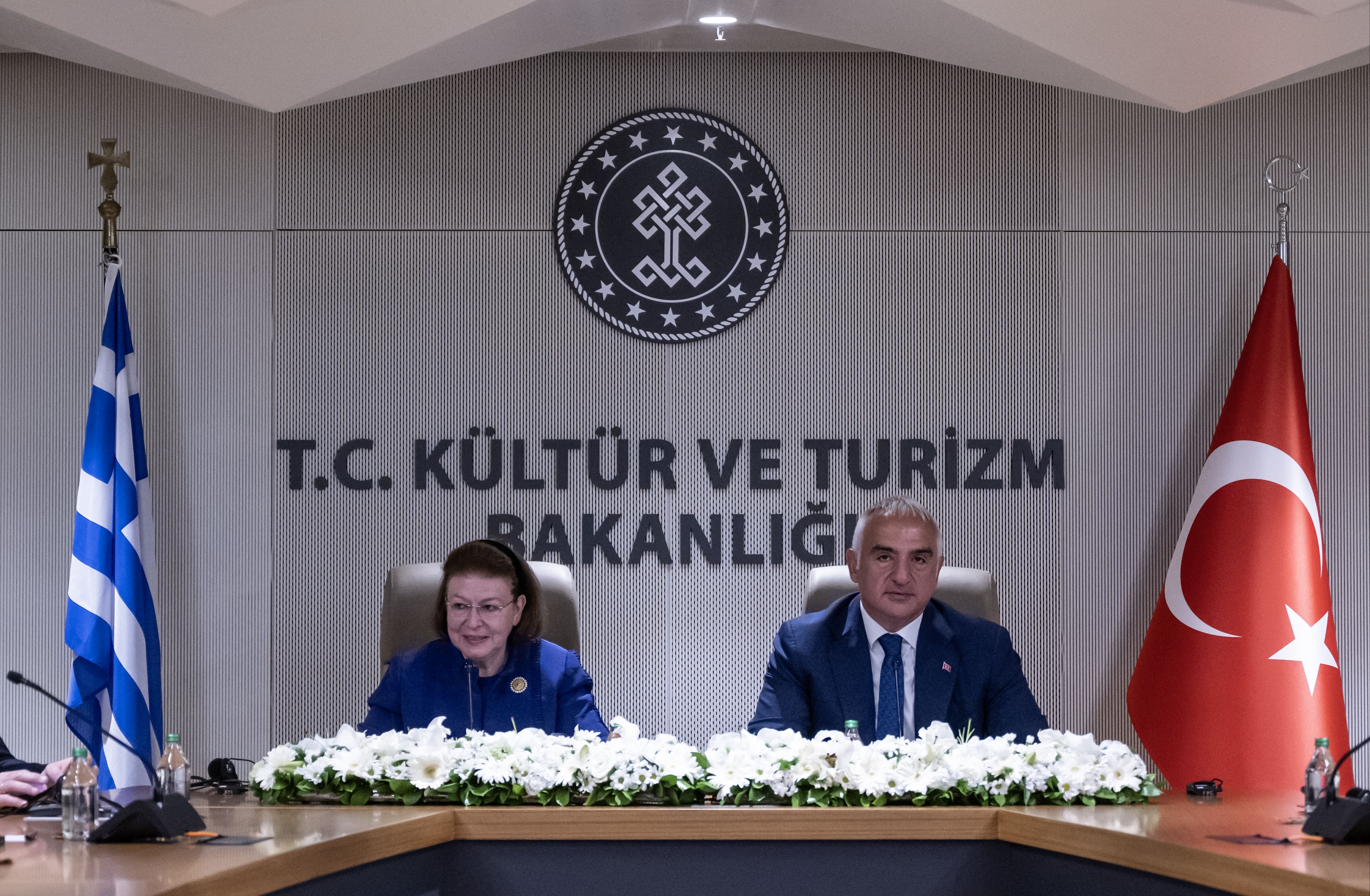 Türk-Yunan dostluğu için "Romeo ve Juliet" adımı! Kültür Bakanları birlikte seyretti Türk-Yunan dostluğu için "Romeo ve Juliet" adımı! Kültür Bakanları birlikte seyretti - 2. Resim