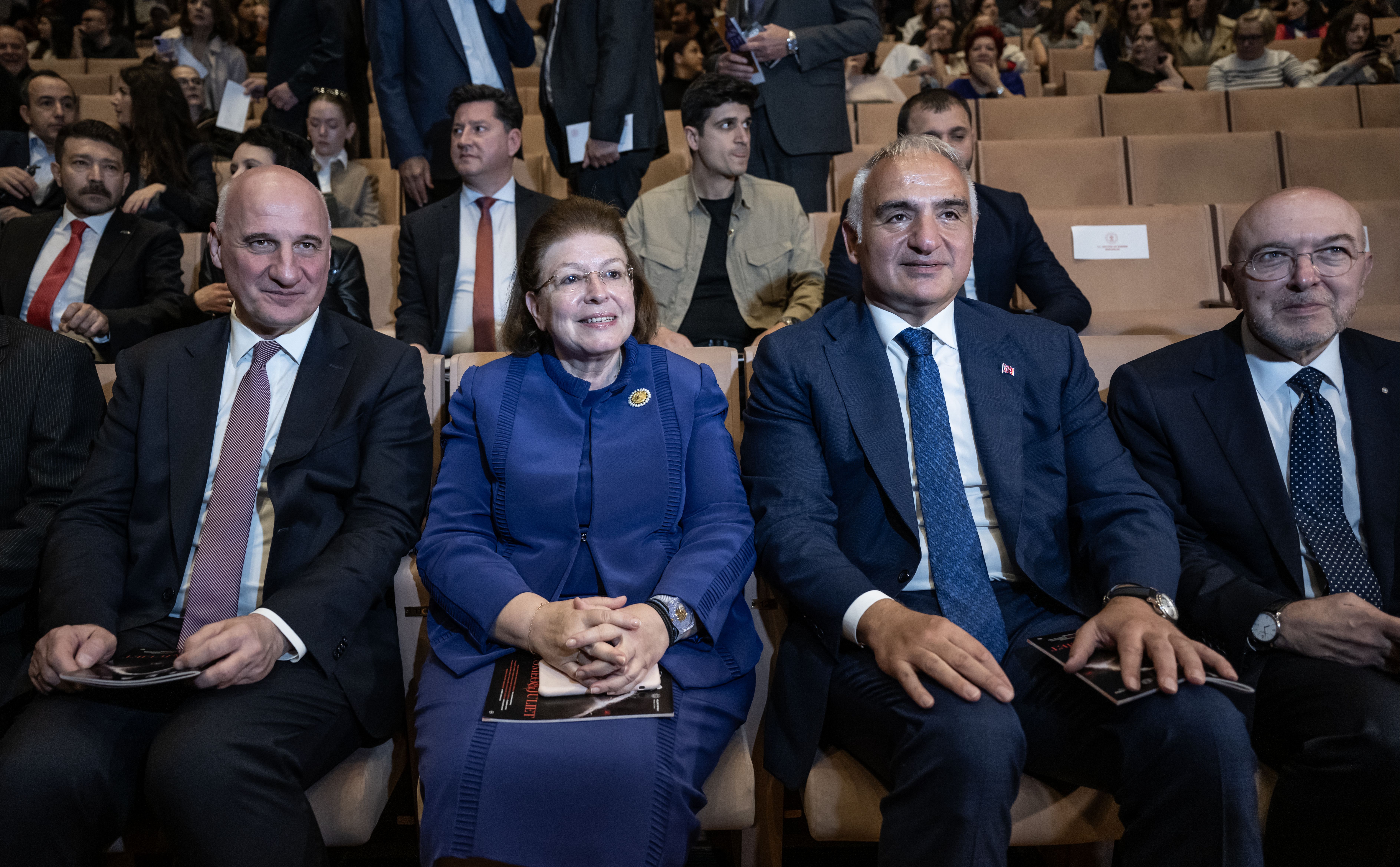 Türk-Yunan dostluğu için "Romeo ve Juliet" adımı! Kültür Bakanları birlikte seyretti Türk-Yunan dostluğu için "Romeo ve Juliet" adımı! Kültür Bakanları birlikte seyretti - 3. Resim