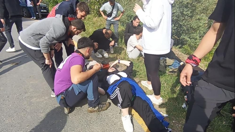 Üniversite öğrencilerini taşıyan otobüs şarampole devrildi: 3’ü ağır 12 yaralı - 1. Resim