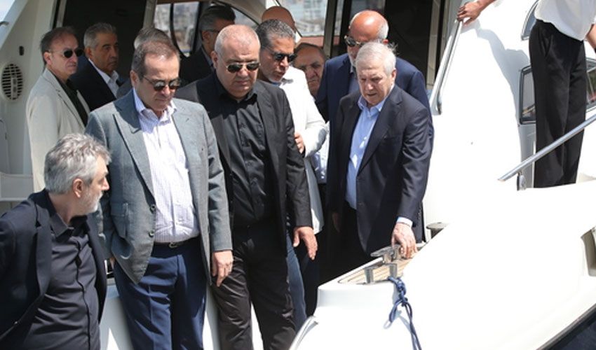 Yıllar sonra kongreye gelen Aziz Yıldırım'dan sert tepki! Ali Koç önerisine karşı çıktı Yıllar sonra kongreye gelen Aziz Yıldırım'dan sert tepki! Ali Koç önerisine karşı çıktı - 1. Resim