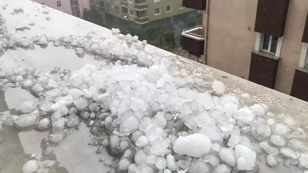 Ankara'da sağanak ve dolu etkili oldu! Valilikten yarın için uyarı geldi - 1. Resim