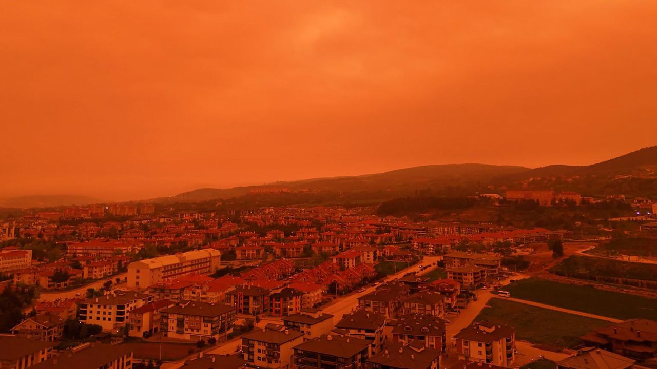 Çöl tozları etkili oldu! Bolu'da gökyüzü kırmızı, mor ve sarı renklere büründü - 2. Resim