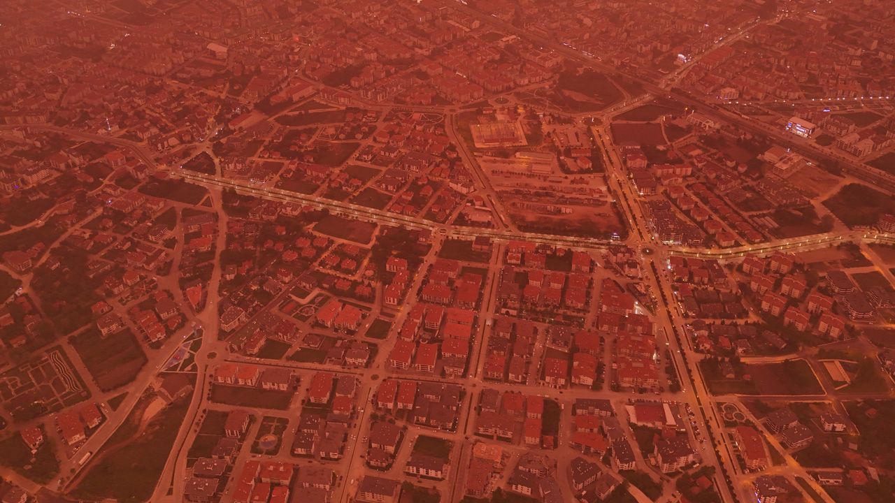 Çöl tozları etkili oldu! Bolu'da gökyüzü kırmızı, mor ve sarı renklere büründü - 1. Resim