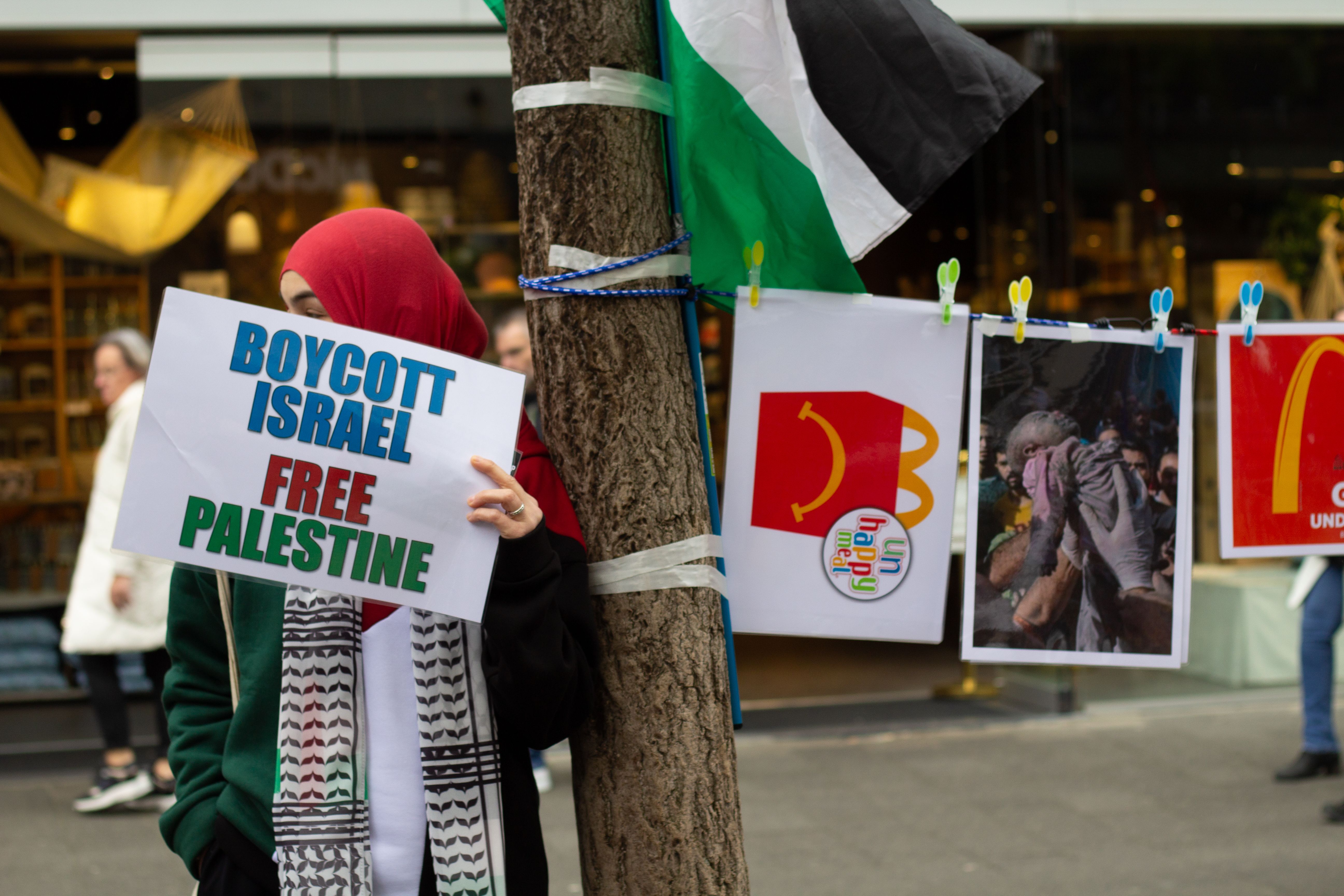 İsrail'e verdiği desteğe kayıtsız kalmadılar... Hollanda'da McDonald's'a protesto İsrail'e verdiği desteğe kayıtsız kalmadılar... Hollanda'da McDonald's'a protesto - 2. Resim