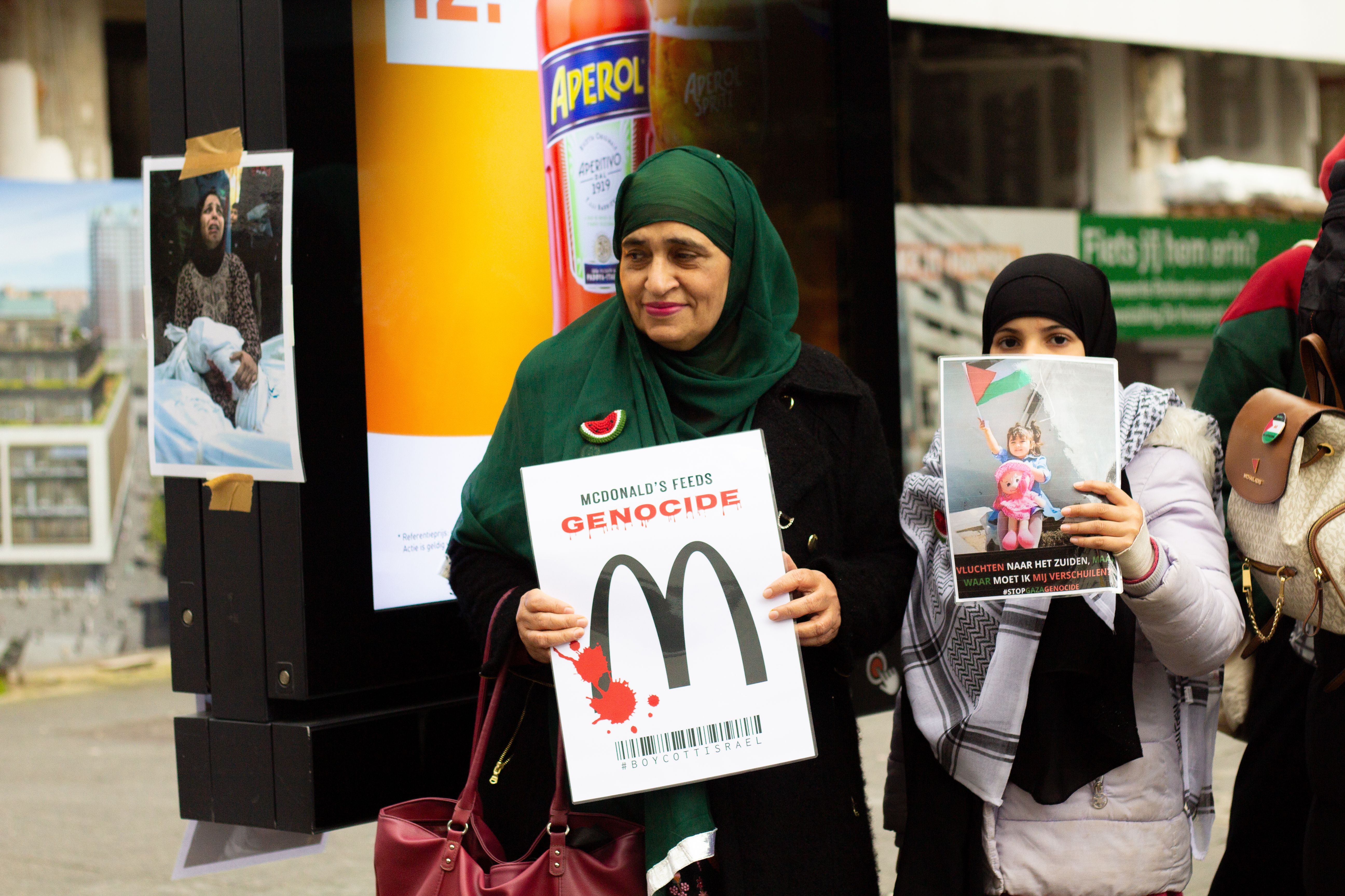 İsrail'e verdiği desteğe kayıtsız kalmadılar... Hollanda'da McDonald's'a protesto İsrail'e verdiği desteğe kayıtsız kalmadılar... Hollanda'da McDonald's'a protesto - 1. Resim