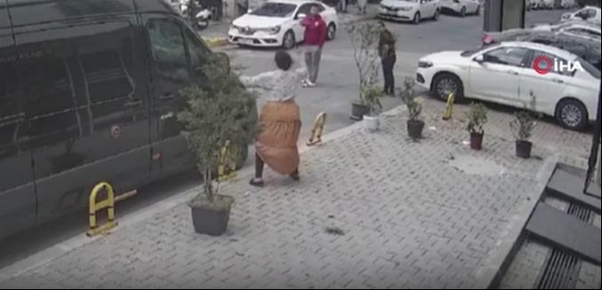 İstanbul'da hatalı park kavgası! Sopa ve bıçakla saldırdılar, az kalsın canından oluyordu - 2. Resim