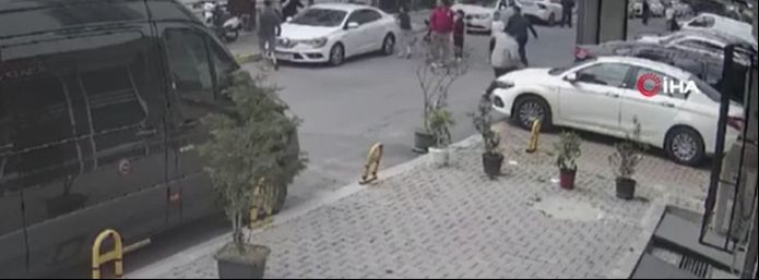 İstanbul'da hatalı park kavgası! Sopa ve bıçakla saldırdılar, az kalsın canından oluyordu - 1. Resim