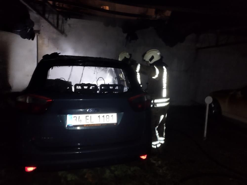 Kadıköy'de sıcak saatler! Apartmanın otoparkındaki arabalar yandı Kadıköy'de sıcak saatler! Apartmanın otoparkındaki arabalar yandı - 3. Resim