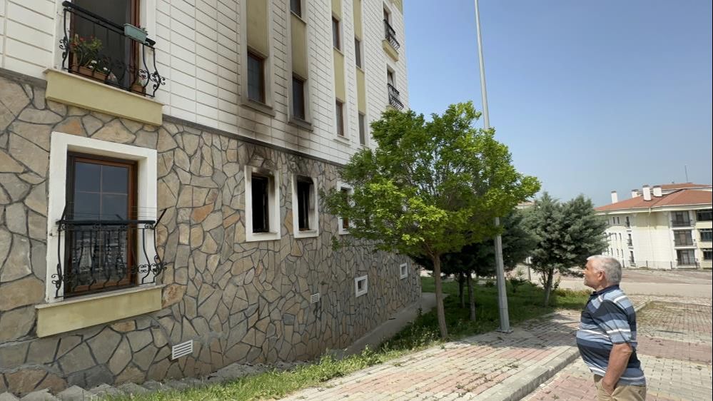 Karısı boşanmak istedi diye herkese dehşeti yaşattı! Gece yarısı kendilerini sokağa attılar - 4. Resim