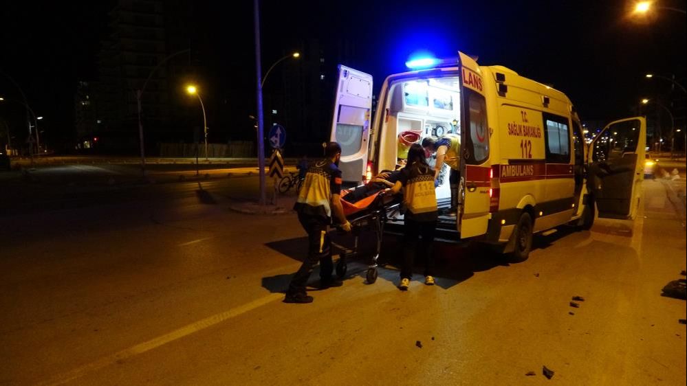 Malatya'da gece yarısı feci kaza! Ortalık savaş alanına döndü, yaralılar var... Malatya'da gece yarısı feci kaza! Ortalık savaş alanına döndü, yaralılar var... - 4. Resim